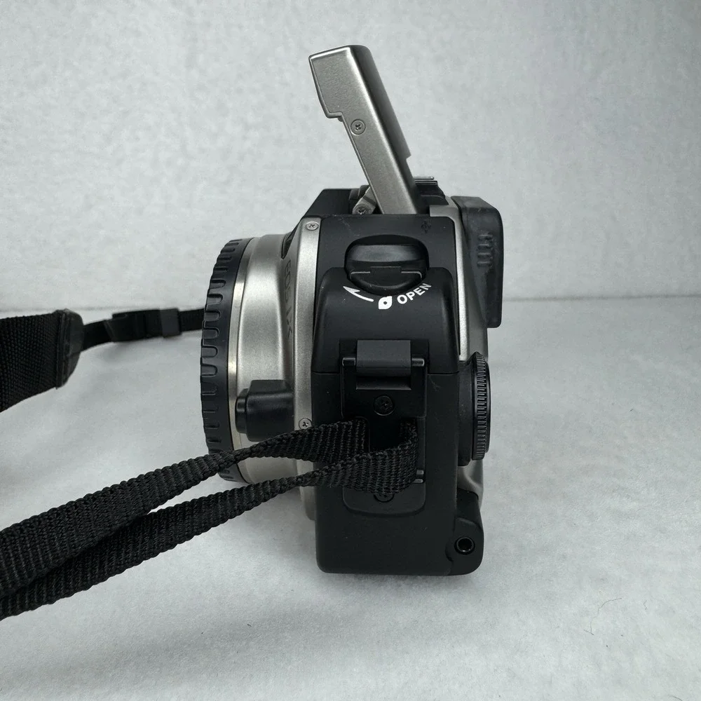CANON‎ EOS IX 35mm SLR Film Camera - Silver